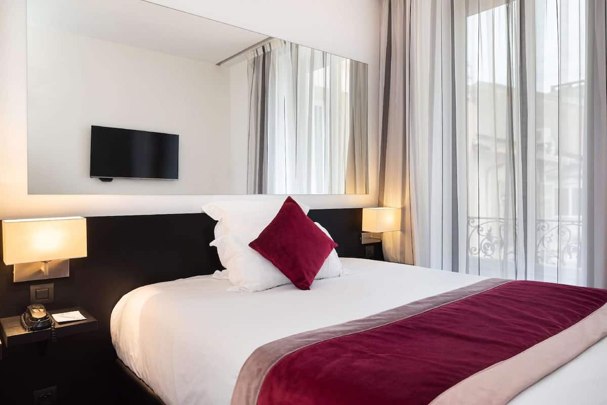 Bộ đồ giường cao cấp, minibar, két bảo mật tại phòng, bàn