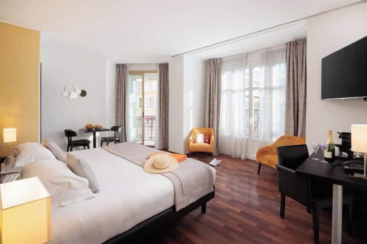 Hochwertige Bettwaren, Minibar, Zimmersafe, Schreibtisch