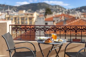 Ropa de cama de alta calidad y minibar 