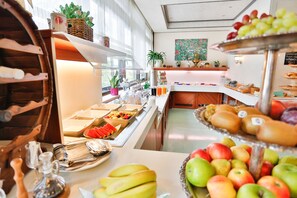 Frokostbuffé hver dag (mot et tillegg)