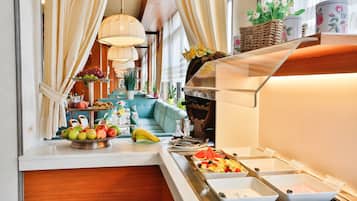 Café da manhã com buffet todos os dias (EUR 14.50 por pessoa)