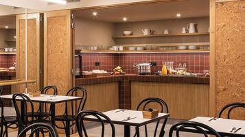 Dagelijks continentaal ontbijt (EUR 16 per persoon)