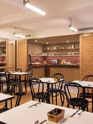 Desayuno continental (EUR 16 por persona) 