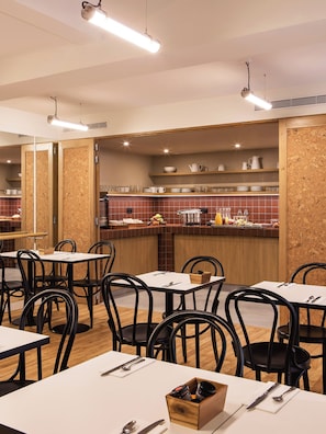 Desayuno continental (EUR 16 por persona)
