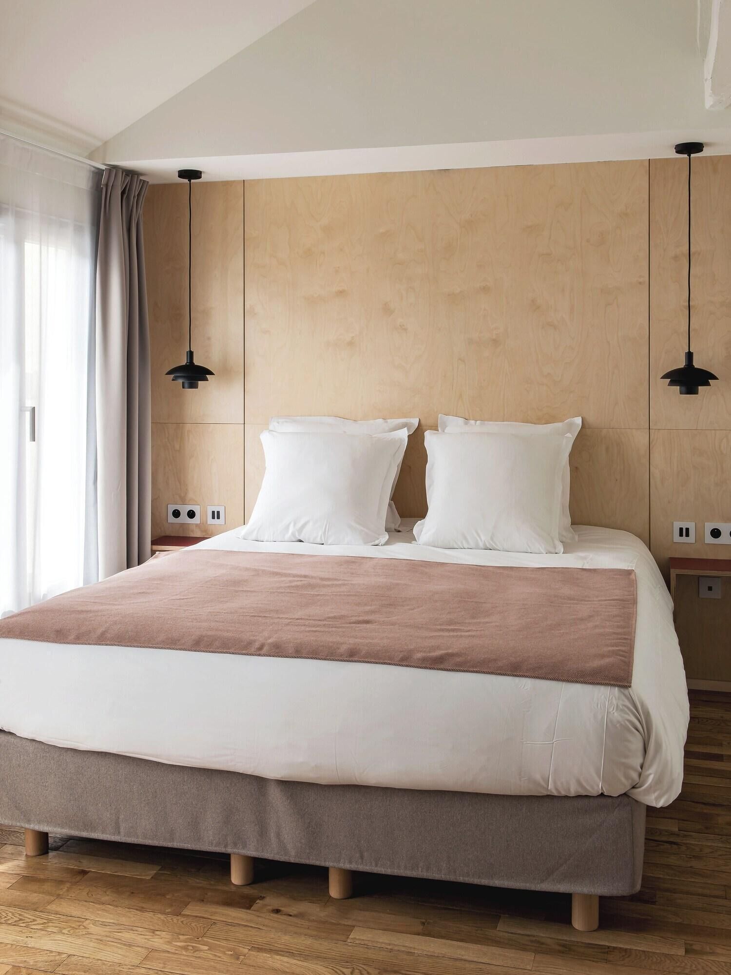Escriptori, cortines opaques i habitacions insonoritzades 