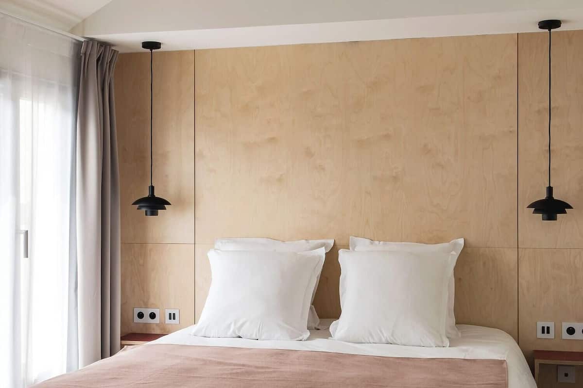 Escriptori, cortines opaques i habitacions insonoritzades