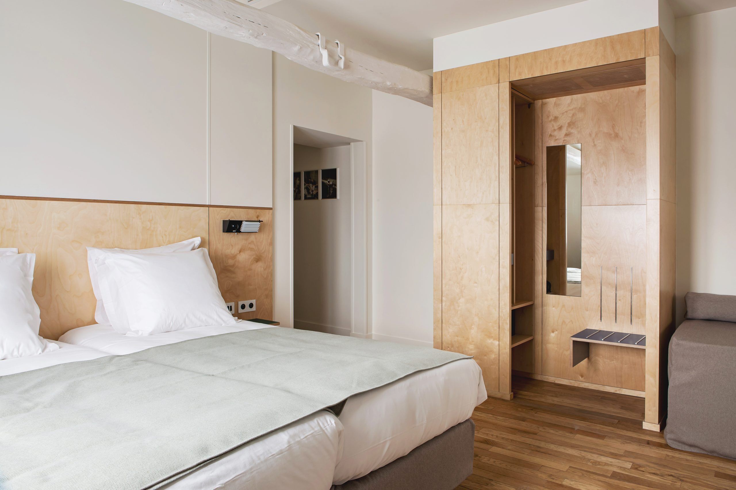 Escriptori, cortines opaques i habitacions insonoritzades 