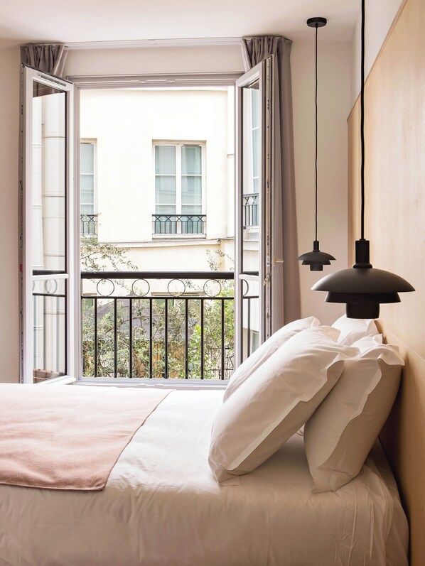 Superior Triple Room | 1 bedroom, desk, blackout drapes, soundproofing