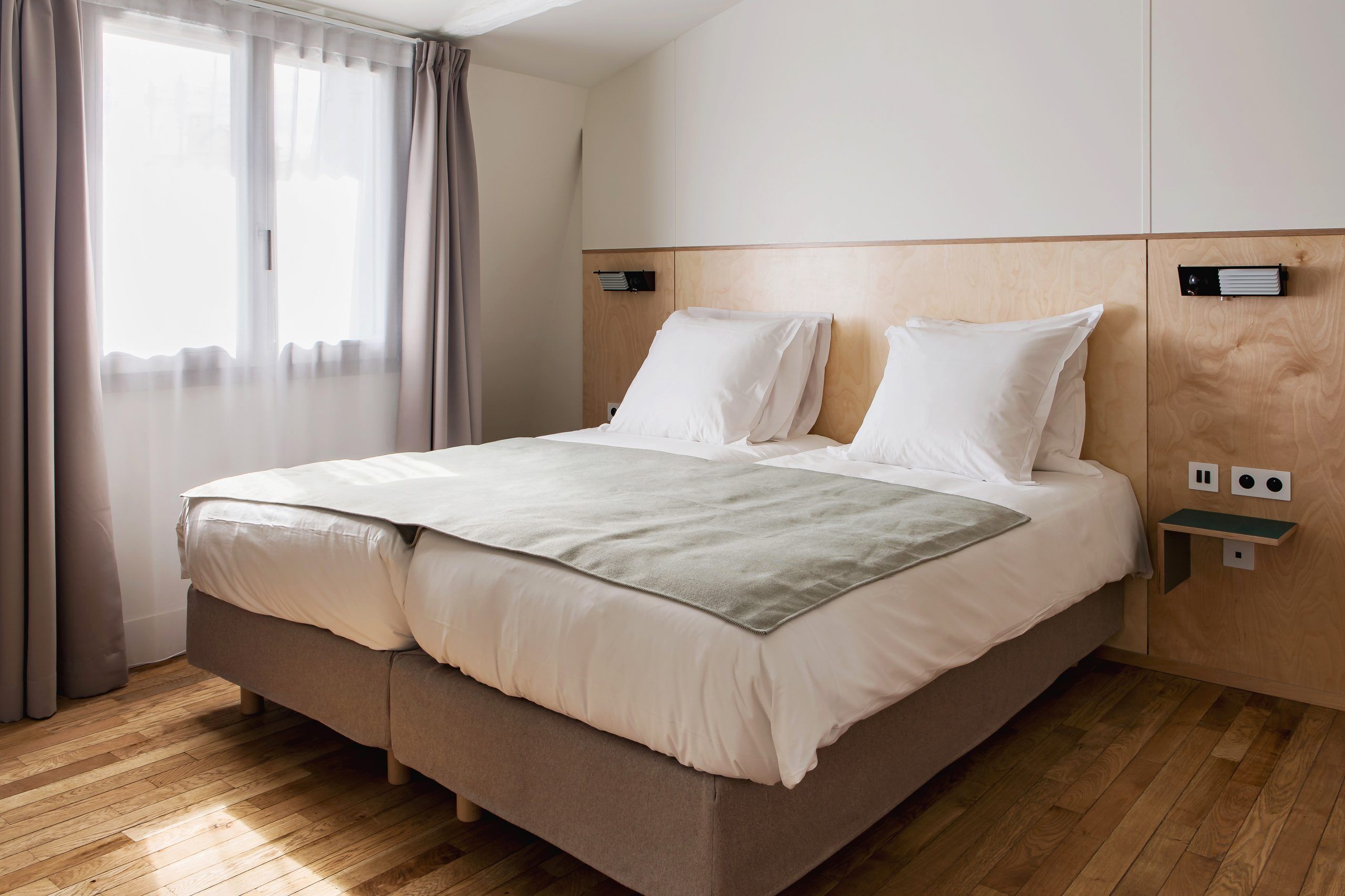 Escriptori, cortines opaques i habitacions insonoritzades 