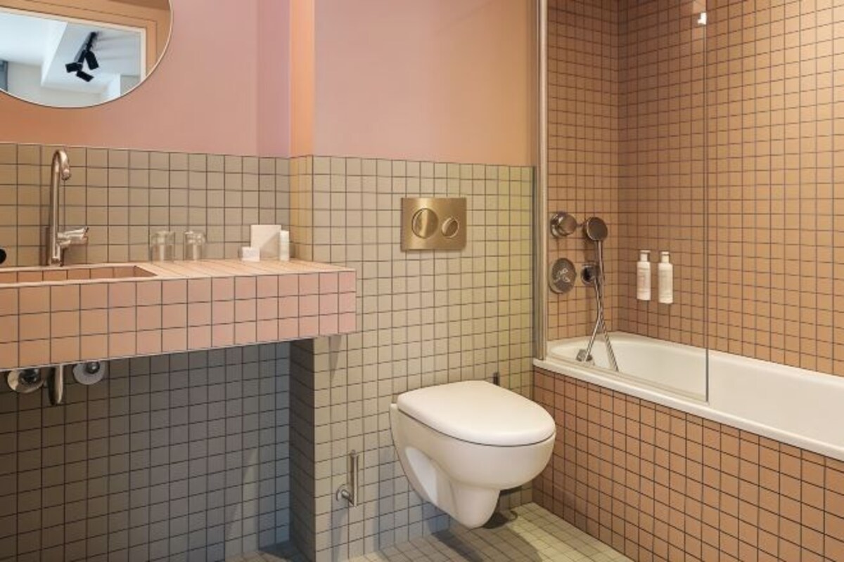 A bathroom with a toilet, sink, and bathtub.