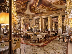 2 restaurants; lunch and dinner served