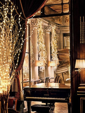 2 restauranter; serverer frokost, aftensmad og franske retter