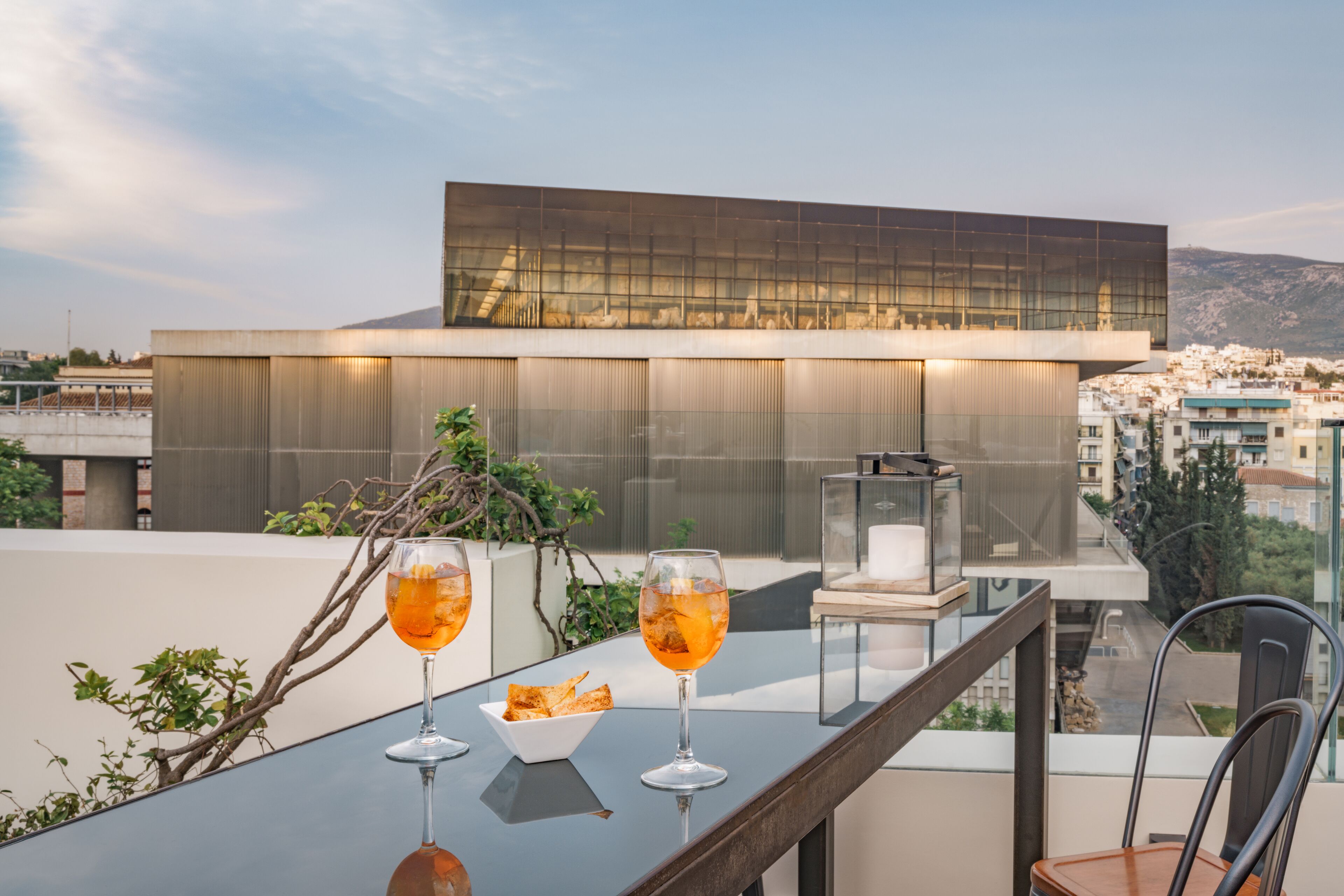 2 restaurantes, se sirven desayunos, comidas y cocina mediterránea