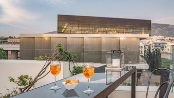 2 restaurantes, se sirven desayunos, comidas y cocina mediterránea