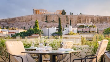 2 ristoranti, aperti a colazione, a pranzo e a cena, cucina mediterranea