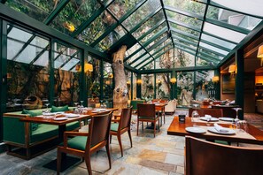 2 restaurantes; se sirve desayuno, almuerzo, cena y brunch