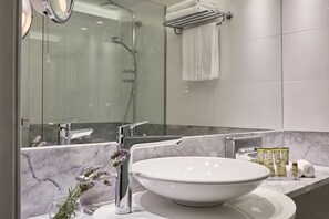 In-room safe, soundproofing, free WiFi, bed sheets