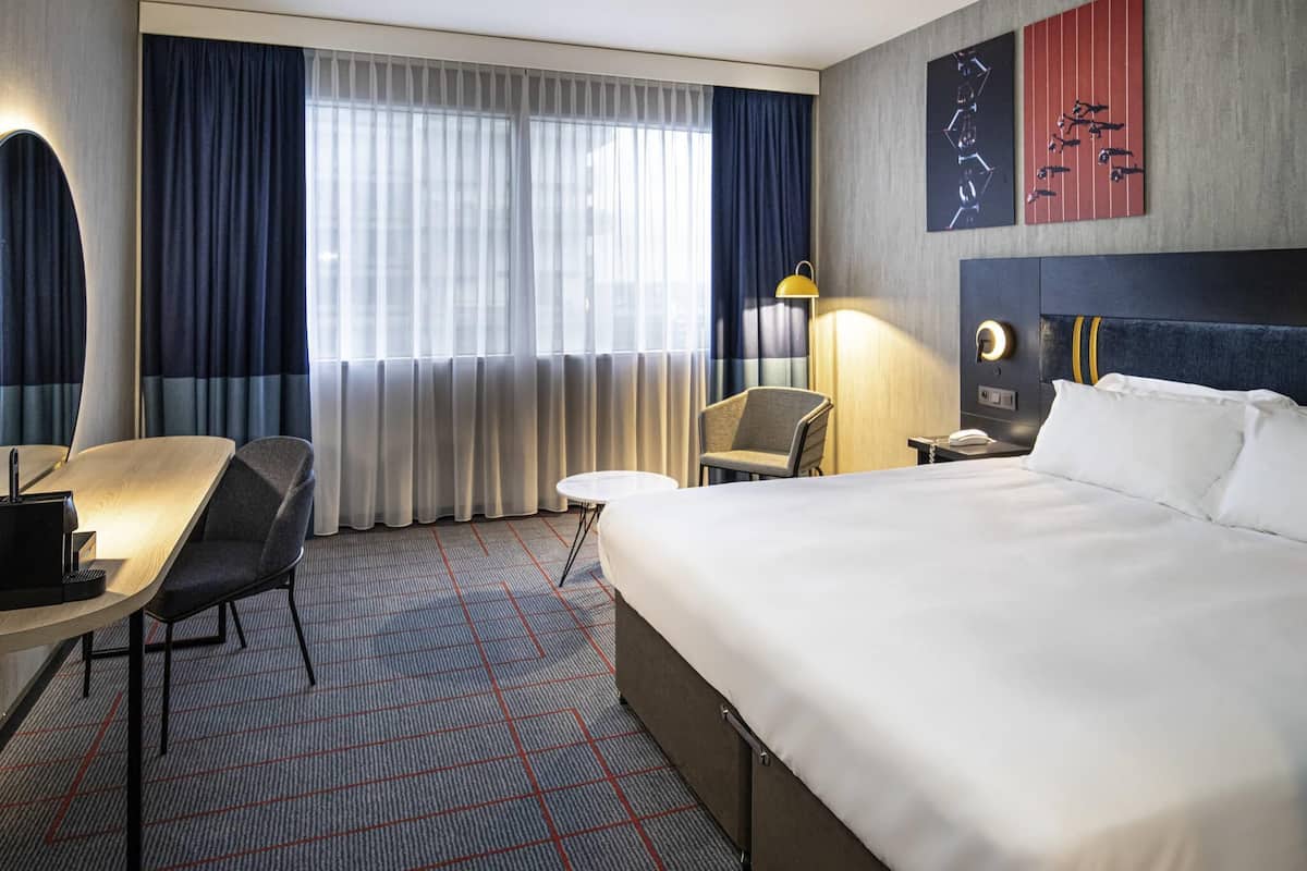 Minibar, coffres-forts dans les chambres, bureau, rideaux occultants