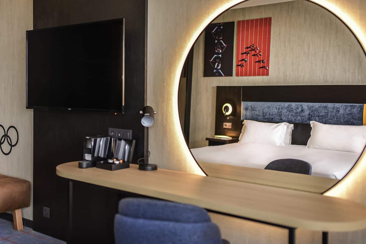 Privilege, Room, 1 King Bed | Minibar, in-room safe, desk, blackout drapes