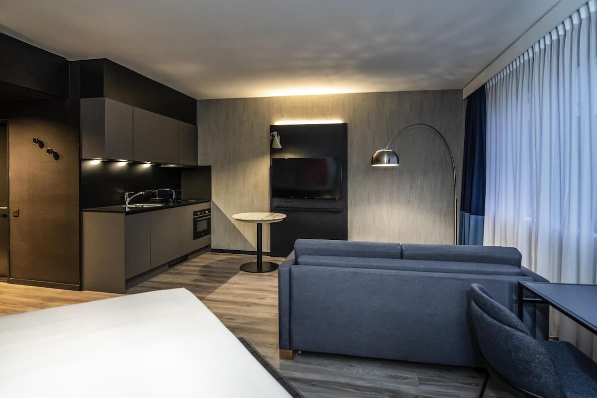 Superior Studio, 1 King Bed | Minibar, in-room safe, desk, blackout drapes