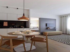 Minibar, in-room safe, desk, blackout drapes - Mercure Antwerp City South (Antwerp)