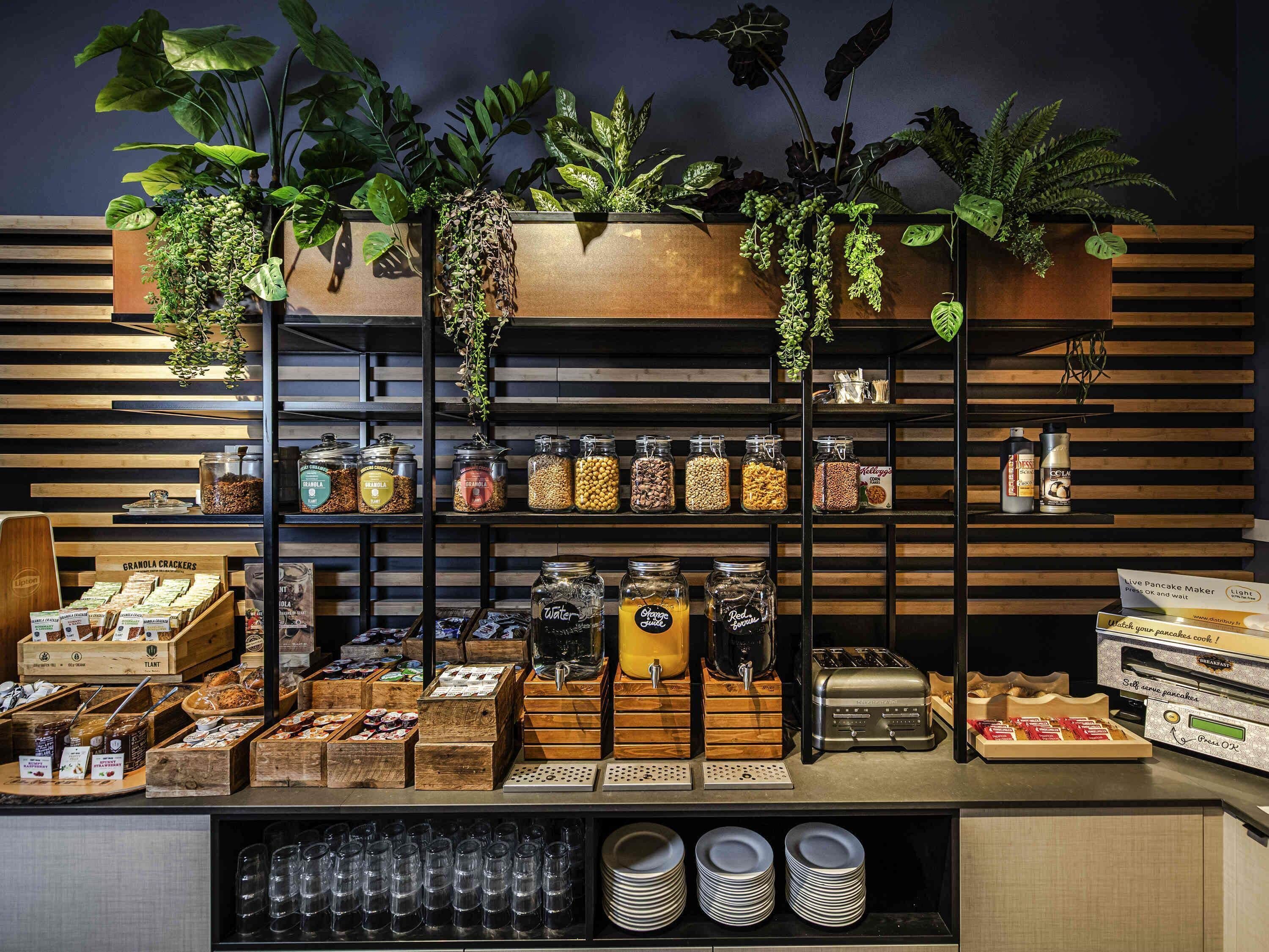 Petit déjeuner buffet (18.50 EUR par personne)