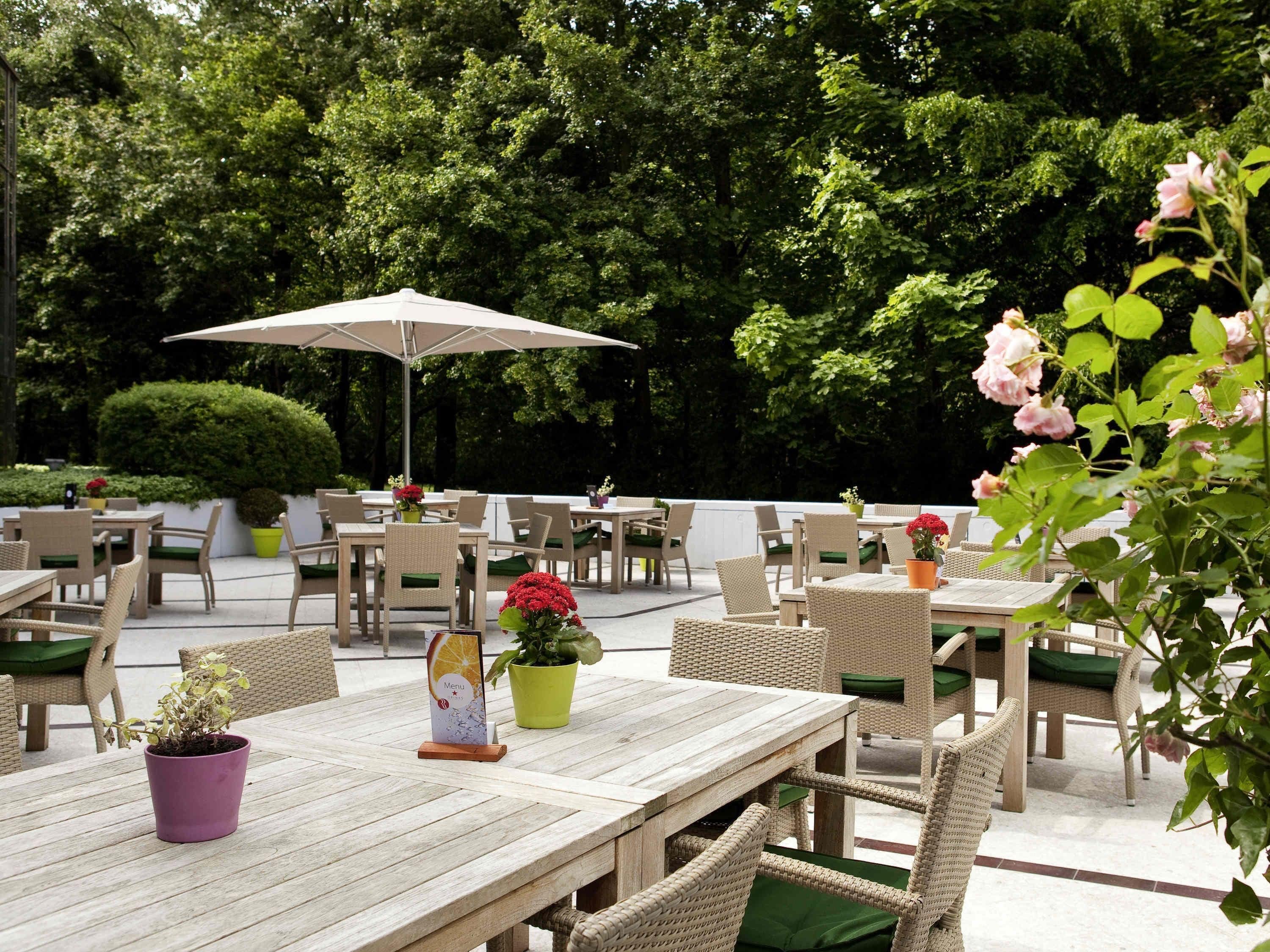 Breakfast and lunch served