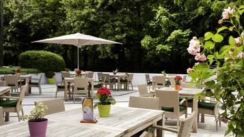 Breakfast and lunch served