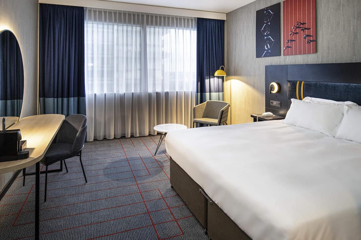 Privilege, Room, 1 Double Bed | Minibar, in-room safe, desk, blackout drapes