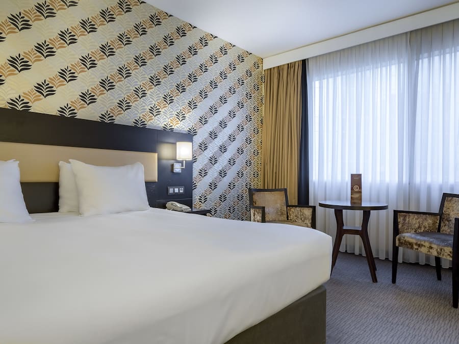 Minibar, caja fuerte, escritorio y cortinas opacas