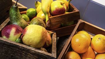 Houten kisten vol met verschillende soorten fruit, waaronder appels, peren en sinaasappels.