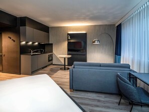 Superior Studio, 1 King Bed | Minibar, in-room safe, desk, blackout drapes