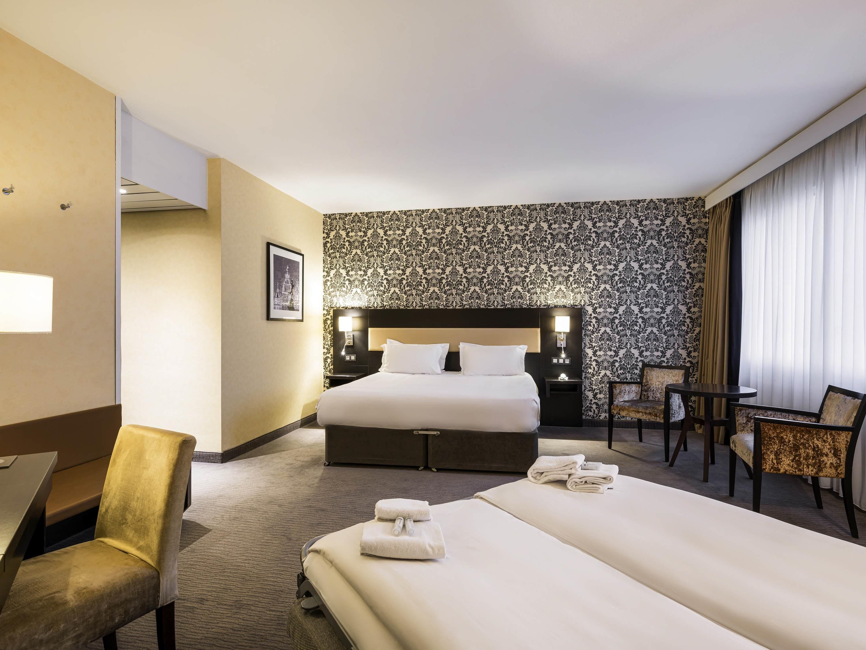 Minibar, coffres-forts dans les chambres, bureau, rideaux occultants