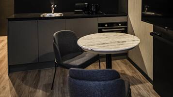 Minibar, coffres-forts dans les chambres, bureau, rideaux occultants