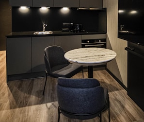 Minibar, caja de seguridad en la habitación y escritorio