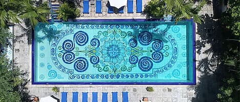 2 kolam renang terbuka, payung kolam, kerusi lepak pantai