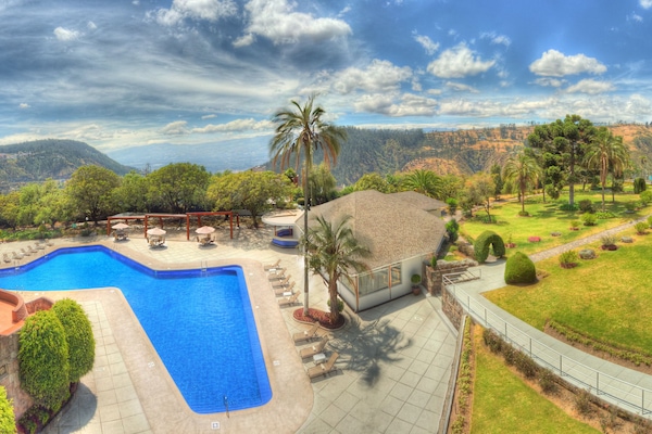 Una piscina al aire libre, tumbonas
