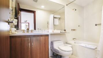 Un baño moderno con inodoro, lavabo y bañera.