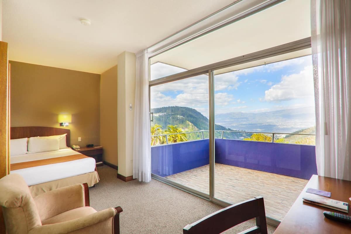 Premium bedding, in-room safe, desk, blackout curtains