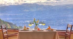 Frühstück, Mittagessen, Abendessen, lokale Küche, Blick auf den Pool 