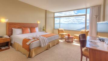 Ropa de cama de alta calidad y caja de seguridad en la habitación