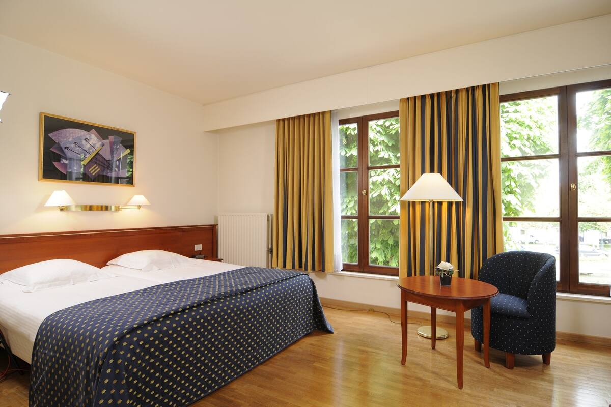 Superior Double or Twin Room, Canal View | Minibar, in-room safe, desk, blackout drapes