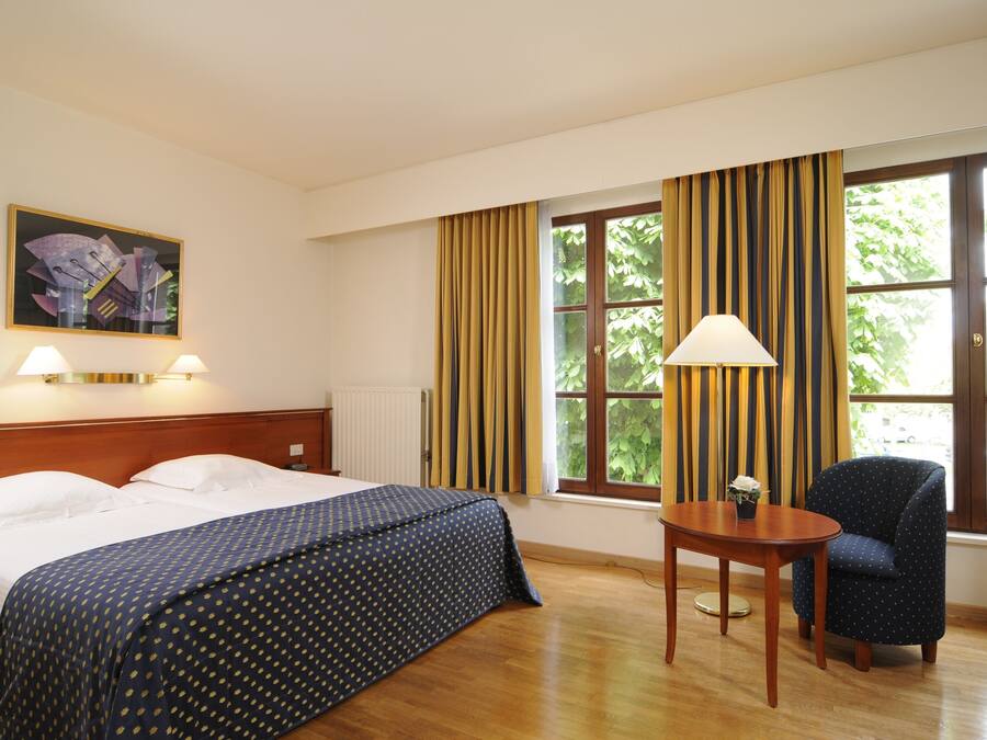 Superior Double or Twin Room, Canal View | Minibar, in-room safe, individually furnished, desk