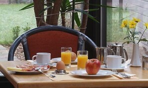Tägliches Frühstücksbuffet gegen Gebühr