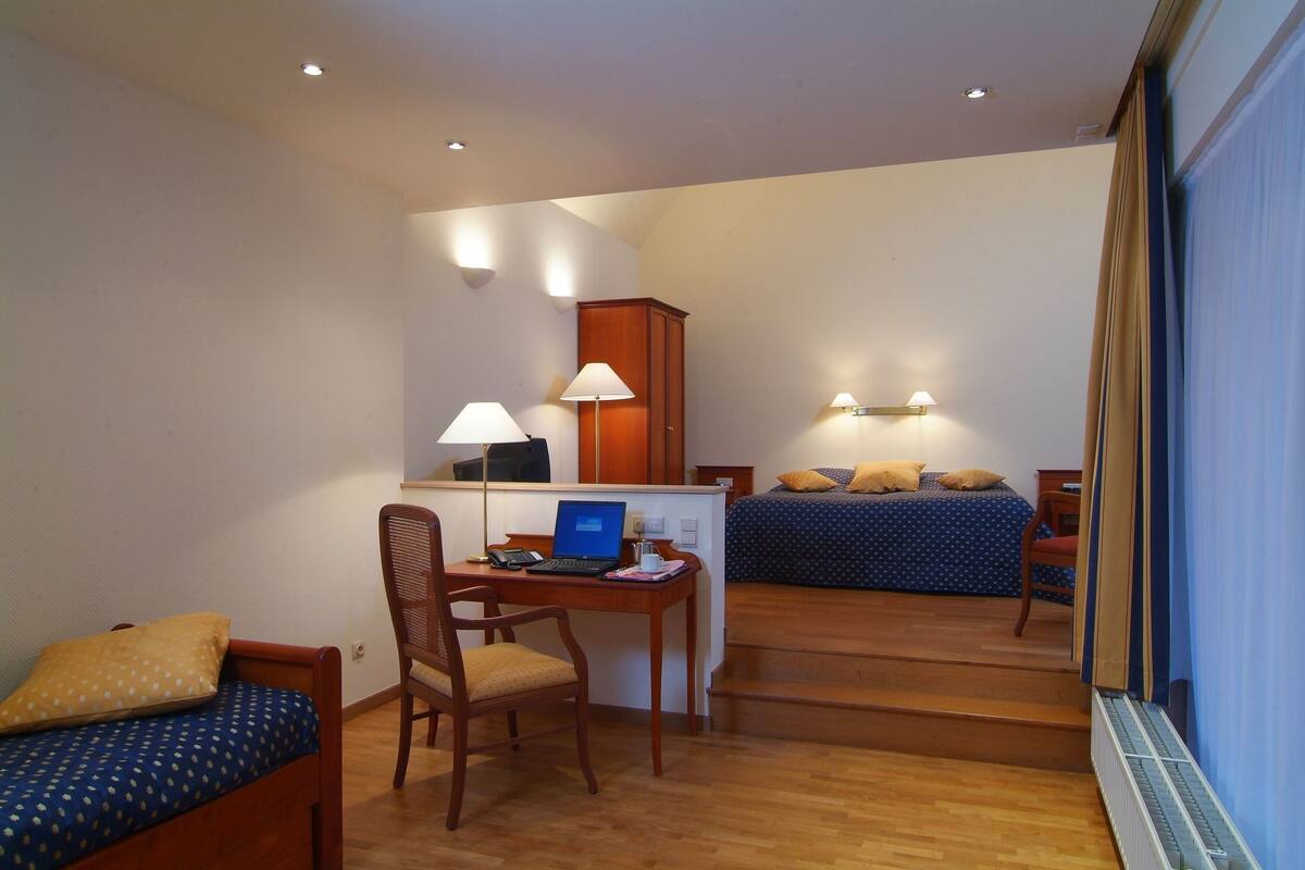 Executive Suite | Minibar, in-room safe, desk, blackout drapes