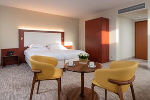 ミニバー、セーフティボックス (室内)、客室ごとに異なるインテリア、デスク