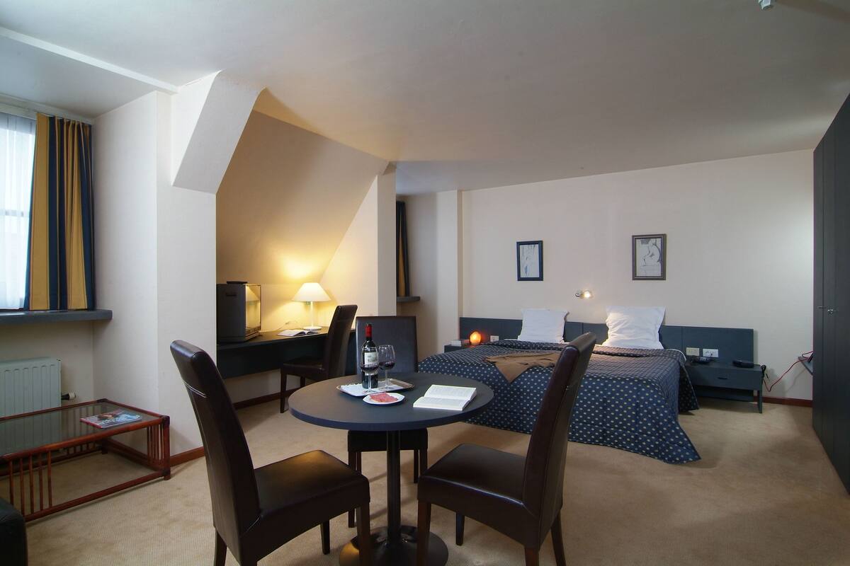 Family Room | Minibar, in-room safe, desk, blackout drapes