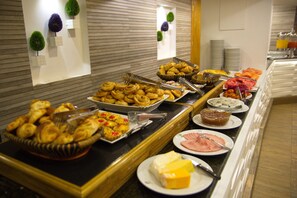 Free daily buffet breakfast  - Hotel Presidente (La Paz)
