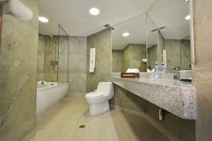 Standard-Doppelzimmer, 1 Queen-Bett | Badezimmer | Badewanne, Haartrockner, Bidet, Handtücher