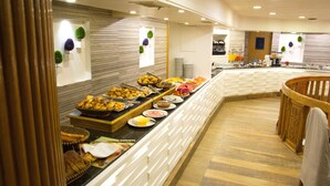 Un bufé con diversos alimentos y una baranda de madera.
